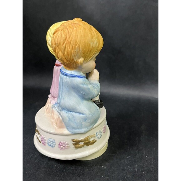 Vtg Boy & Girl Praying by Candle Musical Box Figurine Plays Brahm's Lullab Video - Picture 7 of 9